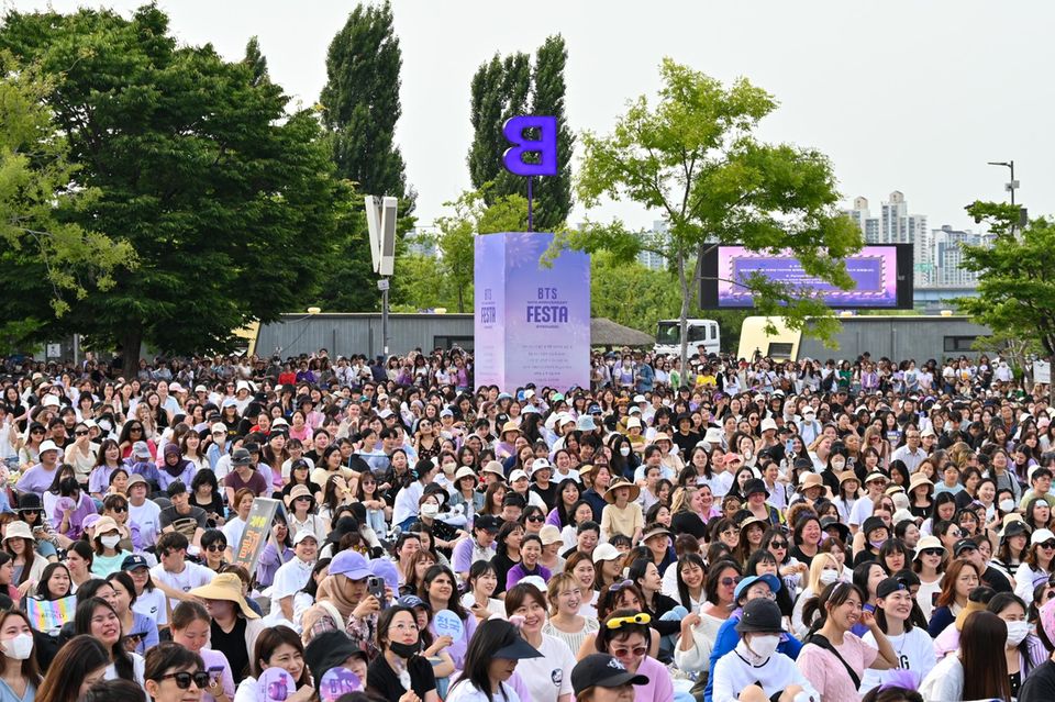 Mit einem mehrtägigen Open-Air-Event, genannt „BTS Festa“ (hier: 2023 mit 400.000 Besuchern), feiern Fans das jährliche Jubiläum des Band-Debüts am 13. Juni 2013