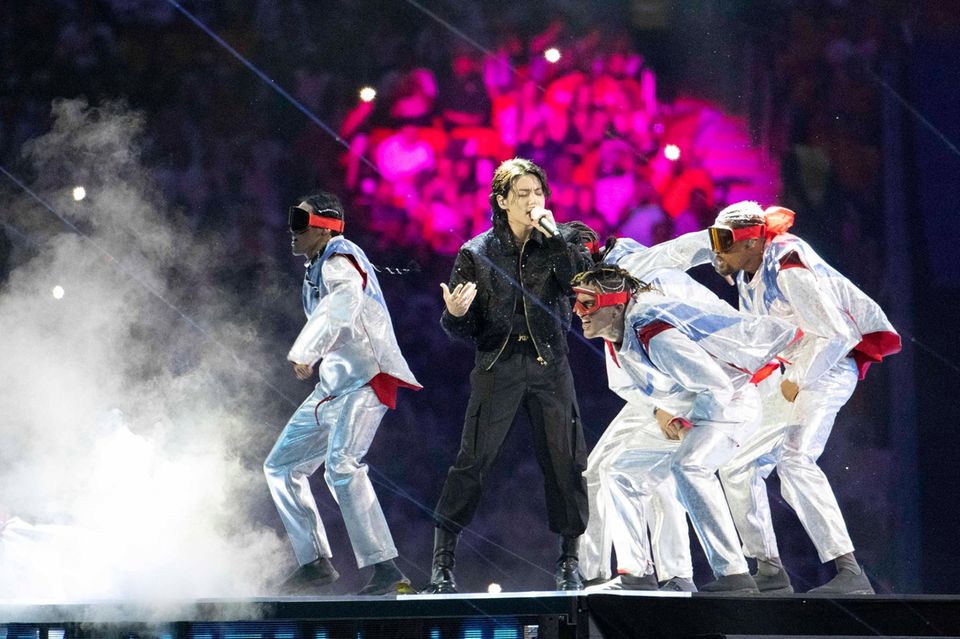 Im Rahmen der Eröffnungsfeier zum FIFA World Cup 2022 in Qatar trat auch BTS-Mitglied Jung Kook mit dem Song „Dreamers“ im Al Bayt Stadium auf