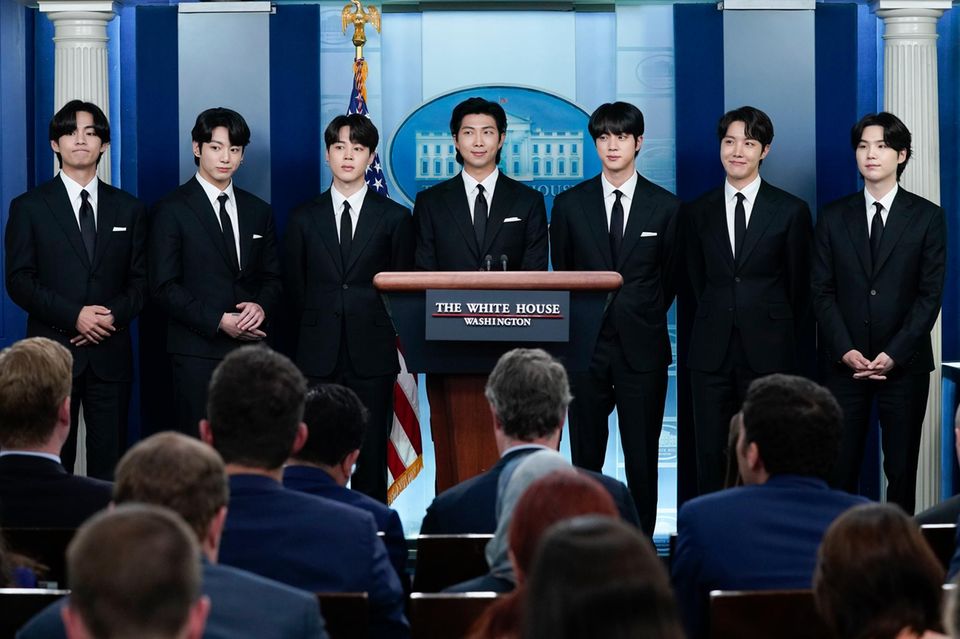 Am 31. Mai 2022 durften alle sieben BTS-Mitglieder an der täglichen Pressekonferenz im Weißen Haus teilnehmen (v.l.: V, Jungkook, Jimin, RM, Jin, J-Hope, Suga)