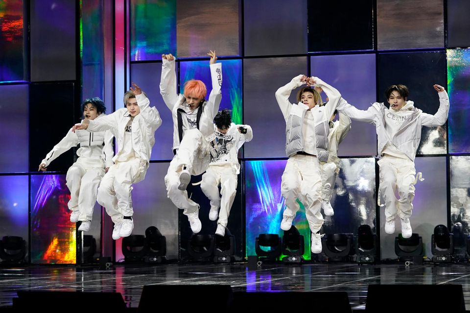 Debüt: 2020  Mitglieder: Heeseung, Sunghoon, Sunghwa, Jungwon, Sunoo, Ni-Ki, Jake  Follower Social Media: XX Mio. (Instagram)  Hits: „Bad Desire (With or Without You Me)“ (2025), „Bite Me“ (2024), „Given-Taken“ (2020)  Foto oben: Enhypen bei einem Auftritt in Seoul (2022)