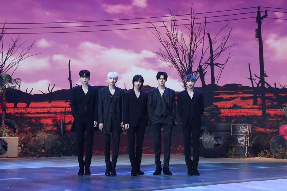 Debüt: 2019  Mitglieder: Soobin, Yeonjun, Beomgyu, Taehyun, Huening Kai  Follower Social Media: XX Mio. (Instagram)  Hits: „Love Language“ (2025), „Sugar Rush Ride“ (2024), „Crown“ (2019)  Foto oben: Pressefoto von TXT (undatiert)