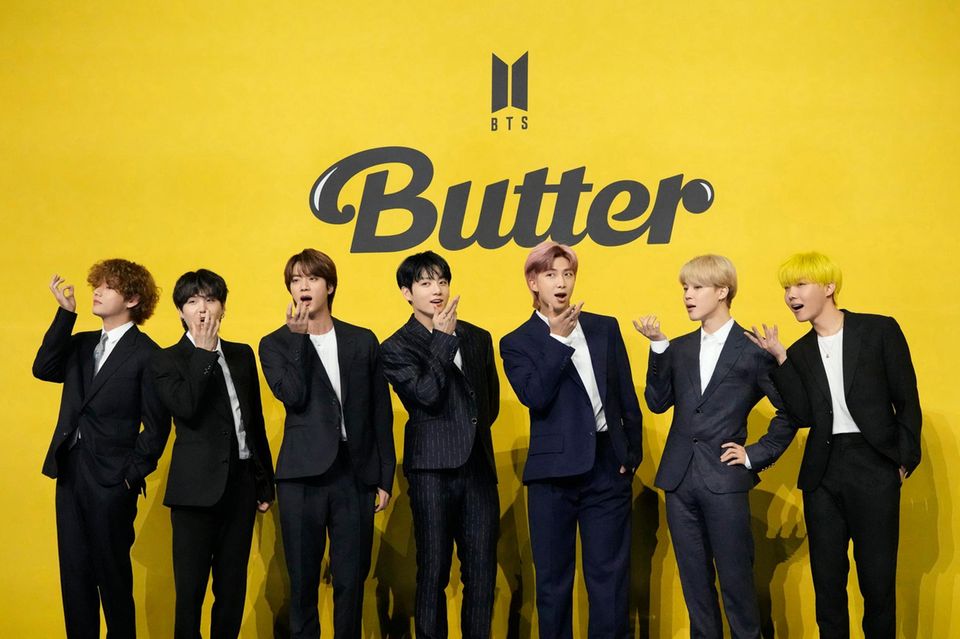 Debüt: 2013  Mitglieder: RM, Jin, SUGA, J-Hope, Jimin, V, Jungkook  Follower Social Media: 76,3 Mio. (Instagram), 72,9 Mio. (TikTok)  Hits: „Killin’ It Girl“ (J-Hope feat. GloRilla)“ (2025), „Dynamite“ (2020), „I Need U“ (2015)  Foto oben: BTS posieren für die Fotografen bei der Vorstellung ihrer Single „Butter“ in Seoul (2021)