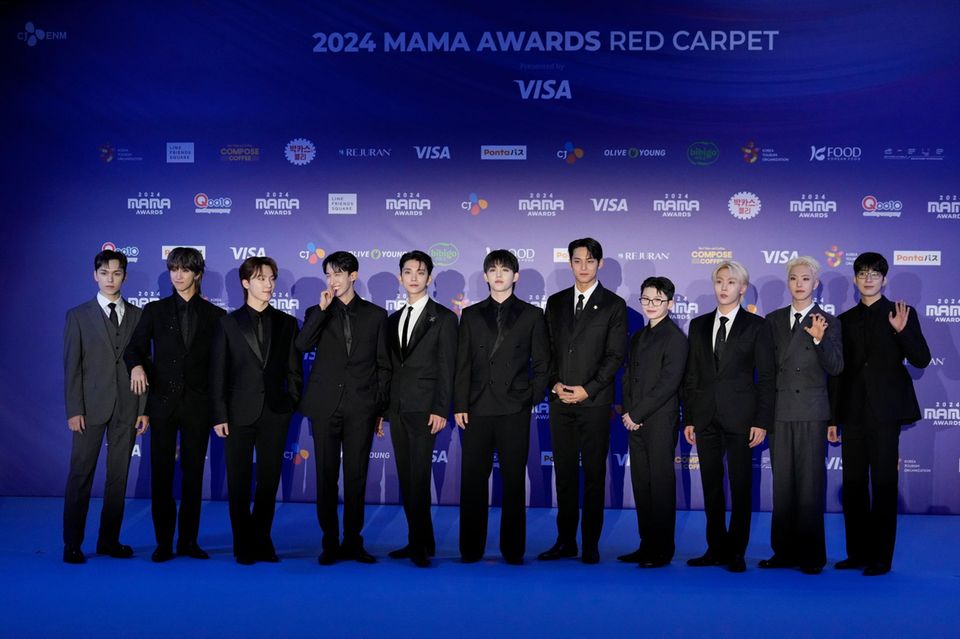 Debüt: 2015  Mitglieder: S.Coups, Jeonghan, Joshua, Jun, Hoshi, Woozi, DK, Mingyu, The8, Seungkwan, Vernon, Dino  Follower Social Media: 16 Mio. (Instagram), 15,9 Mio. (TikTok)  Hits: „Thunder“ (2025), „Super“ (2023), „Adore You“ (2015)  Foto oben: Elf der insgesamt 13 Mitglieder von Seventeen bei den MAMA Awards in Osaka (2024)