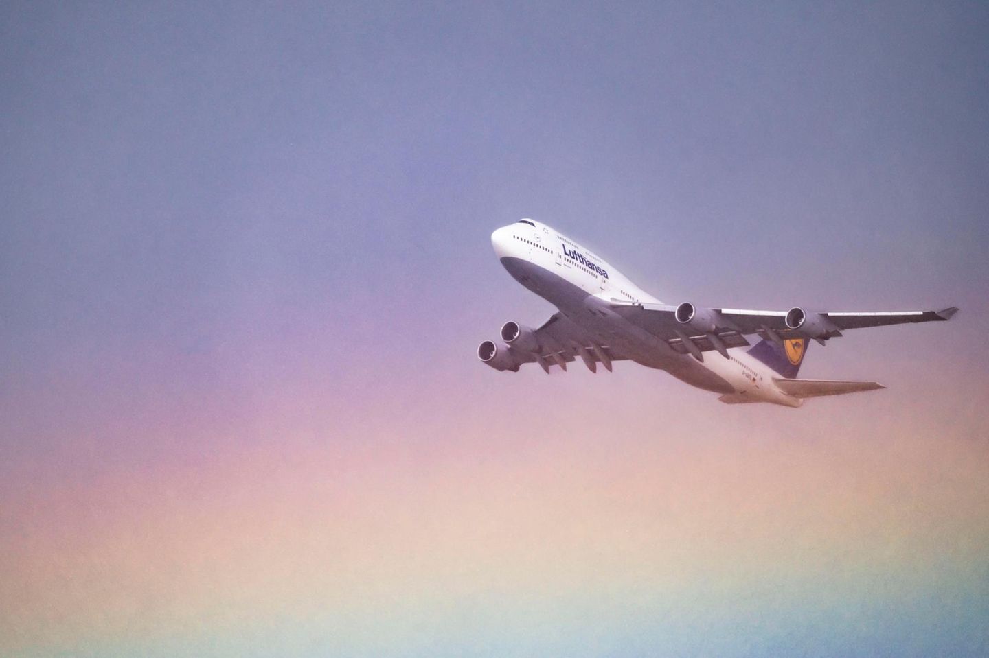 Verblasster Regenbogen: Die Lufthansa verzichtet dieses Jahr zum Pride Month Juni auf ein buntes Kranich-Logo.