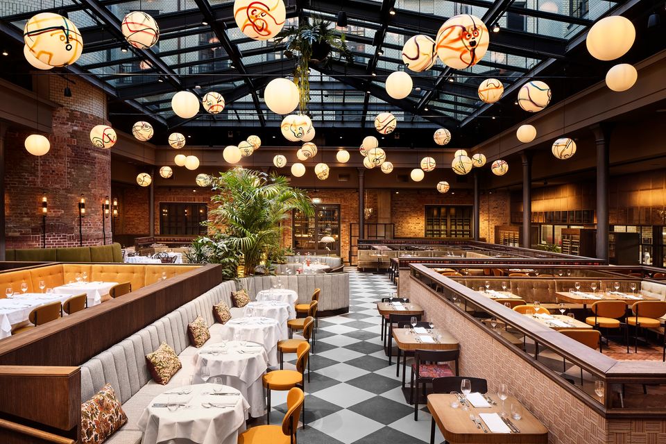 Le restaurant « ROOT » est situé dans la cour sous une verrière et sert une cuisine internationale et des sushis