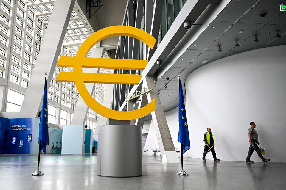 Euro-Symbol in der Europäischen Zentralbank in Frankfurt. Die EZB wirbt um Vertrauen in die Währung – vor allem wegen US-Präsident Donald Trump.