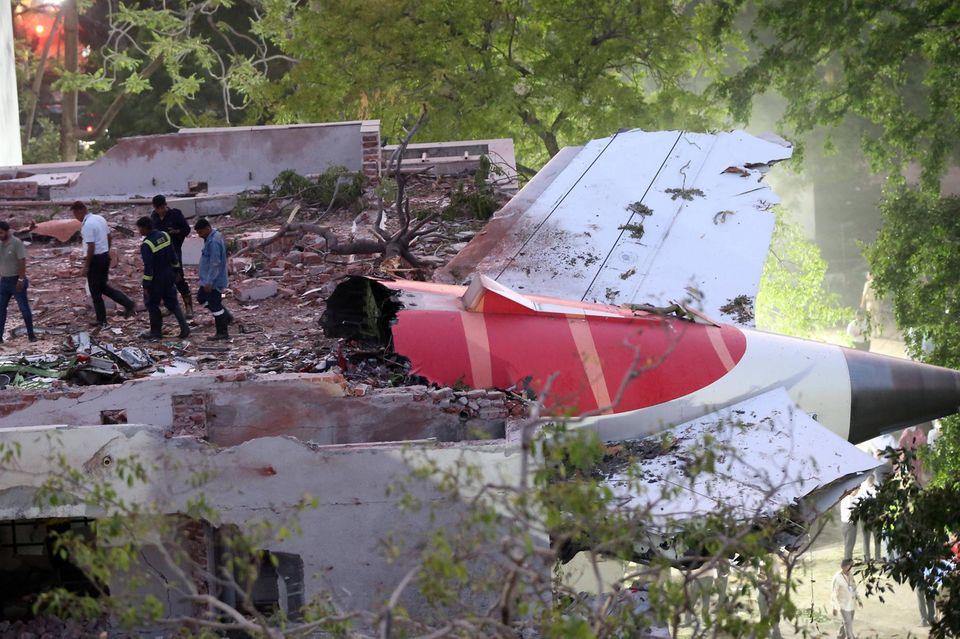 Wrak rozbitego samolotu Boeing na miejscu katastrofy w Ahmadabadzie w Indiach.