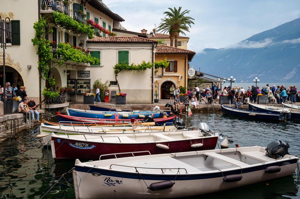 Menschen am Pier am Gardasee