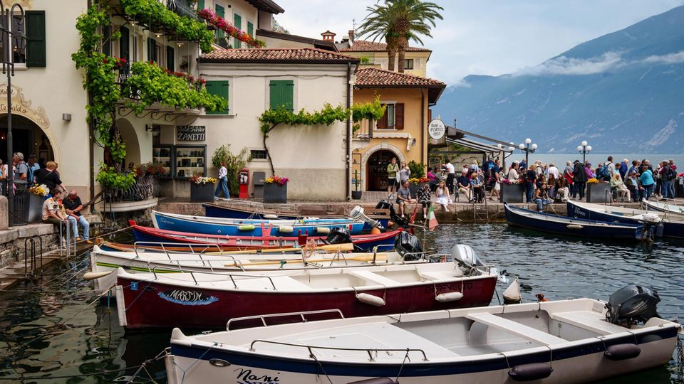 Menschen am Pier am Gardasee