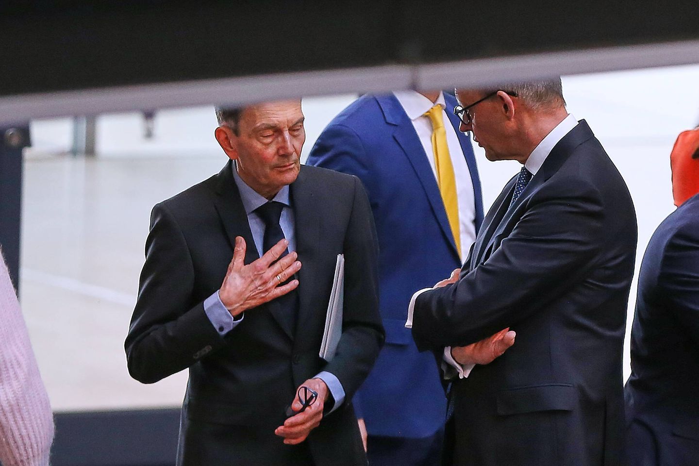 Bundeskanzler Friedrich Merz mit Rolf Mützenich, einem der Unterzeichner des sogenannten Friedens-Manifests aus den Reihen der SPD – einem Positionspapier gegen Aufrüstung.