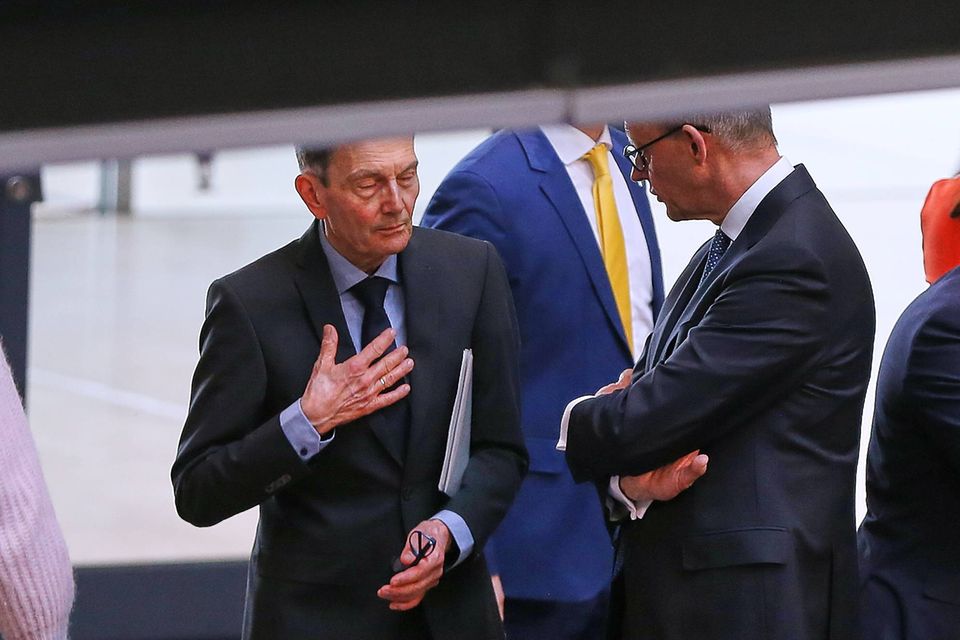 Bundeskanzler Friedrich Merz mit Rolf Mützenich, einem der Unterzeichner des sogenannten Friedens-Manifests aus den Reihen der SPD – einem Positionspapier gegen Aufrüstung.