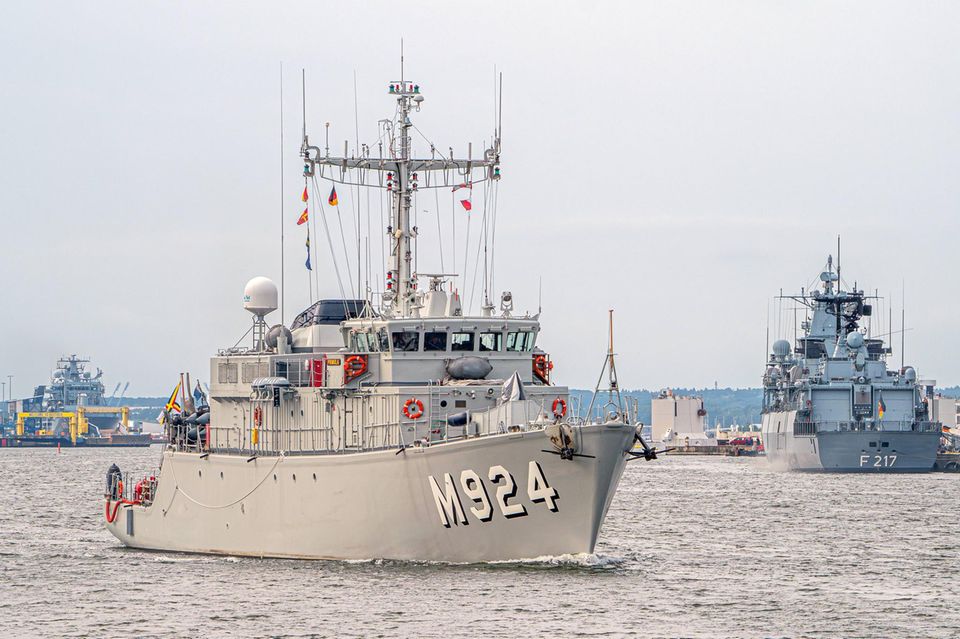 Auslaufen eines Marine-Kriegsschiffs in die Ostsee