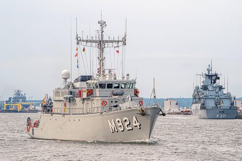 Auslaufen eines Marine-Kriegsschiffs in die Ostsee