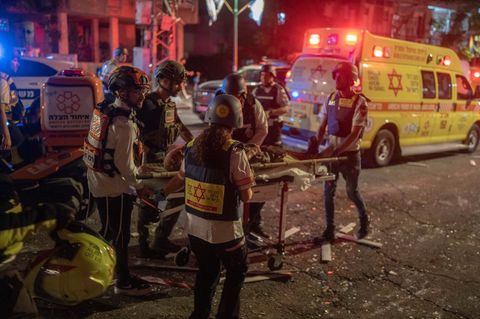 Israelische Ersthelfer bei Tel Aviv