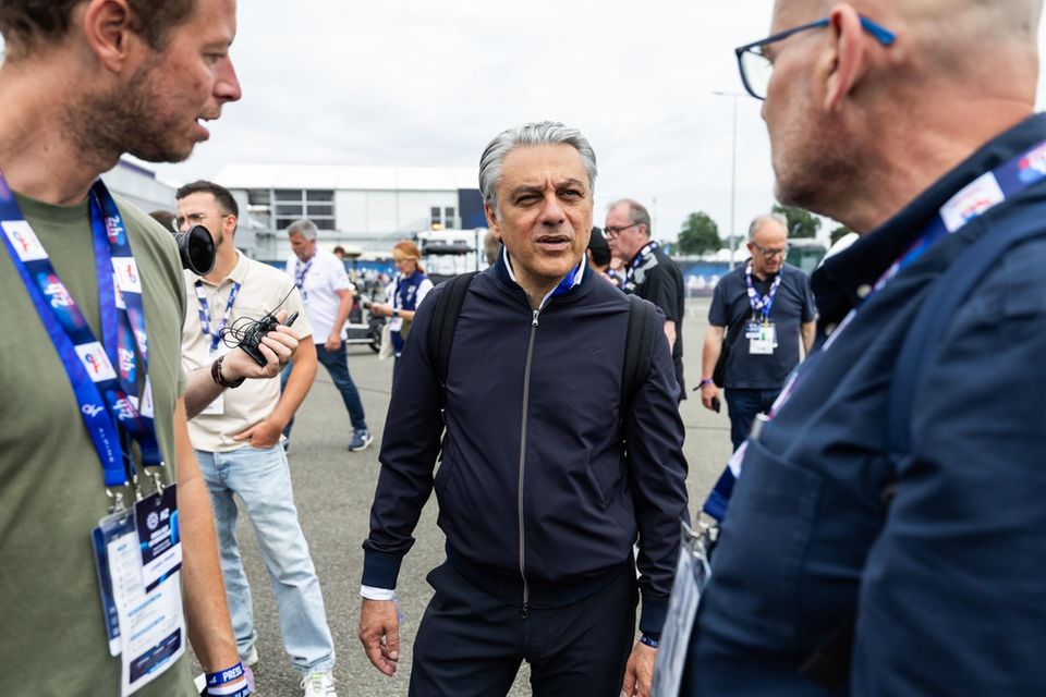 Renault-CEO Luca de Meo (Mitte) beim 24-Stunden-Rennen in Le Mans