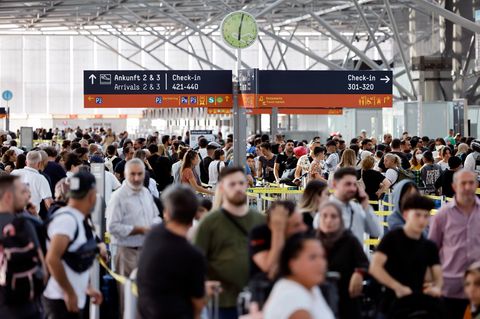 Fluggäste warten am Flughafen auf ihre Abfertigung