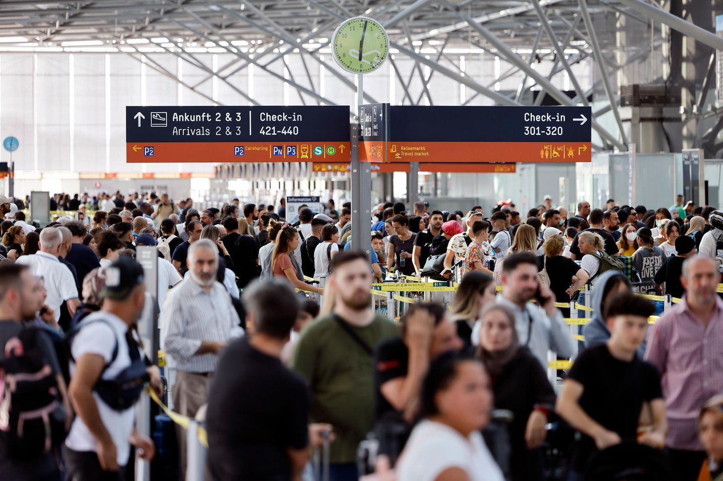 Fluggäste warten am Flughafen auf ihre Abfertigung