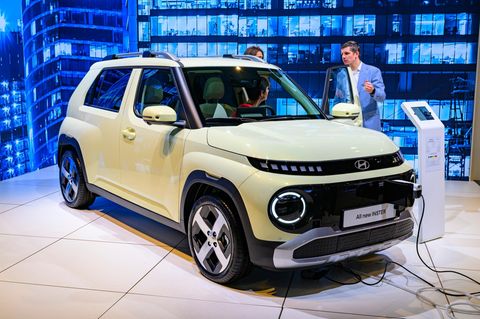 Der E-Kleinwagen Hyundai Inster wird auf einer Messe präsentiert