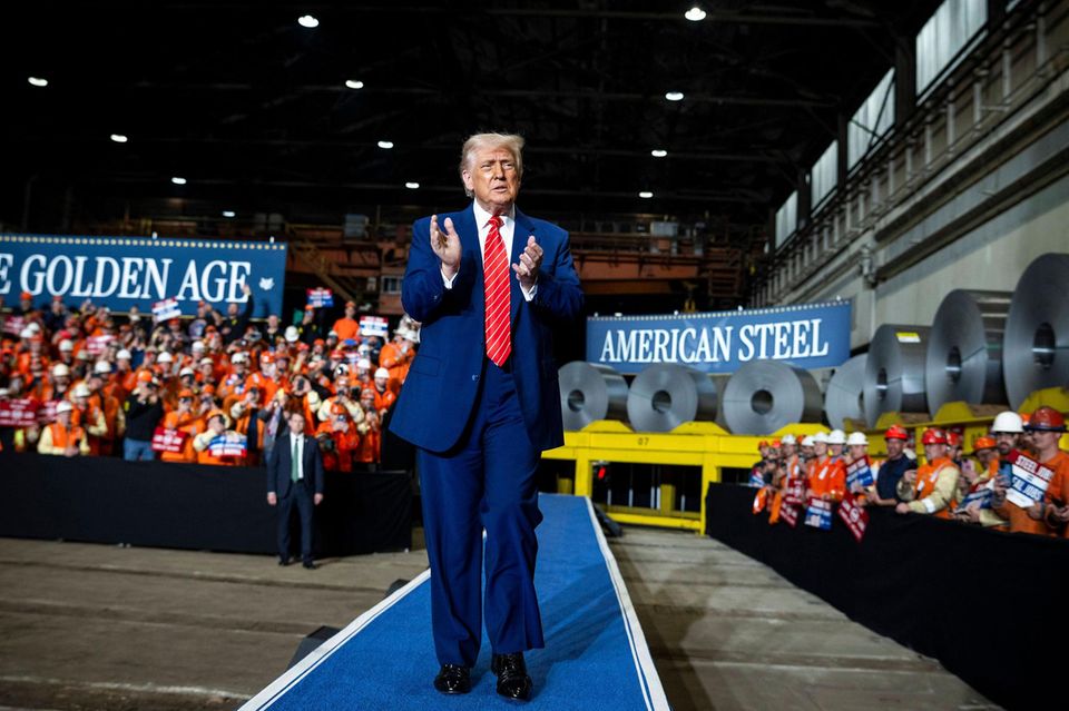Goldene Aktie, goldene Zeiten: Donald Trump Ende Mai in einem Stahlwerk von US Steel in Pittsburgh