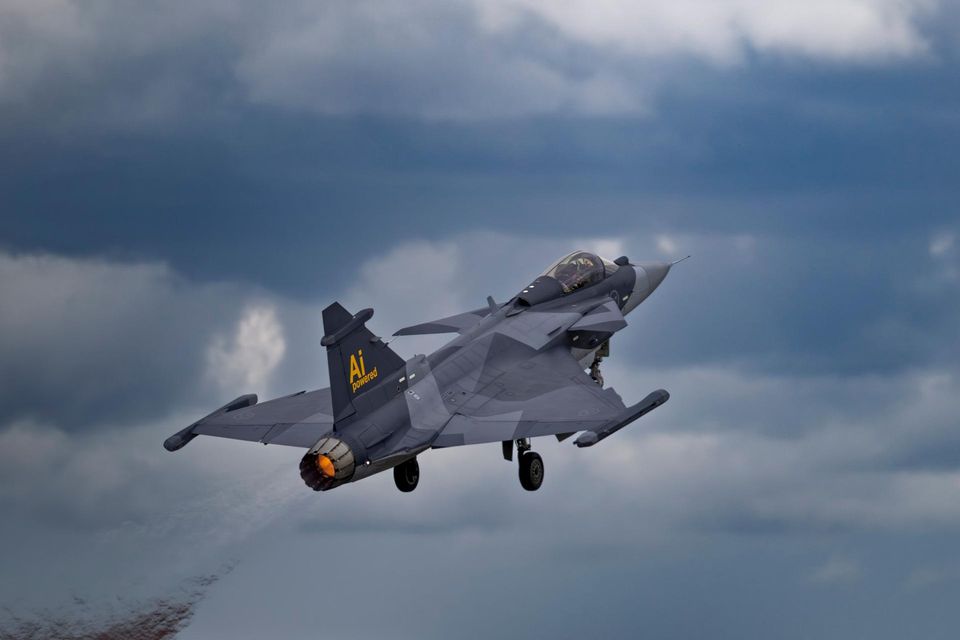 Gripen-E-Kampfjet von Saab, der mithilfe von Helsings KI „Centaur“ gesteuert wird
