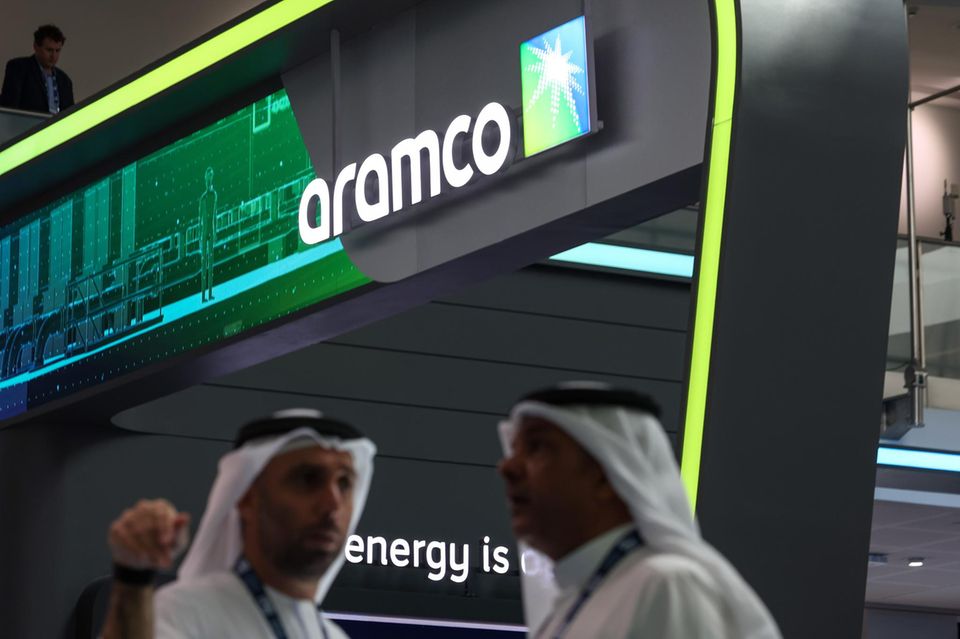 Logo e lettering di Aramco a una conferenza