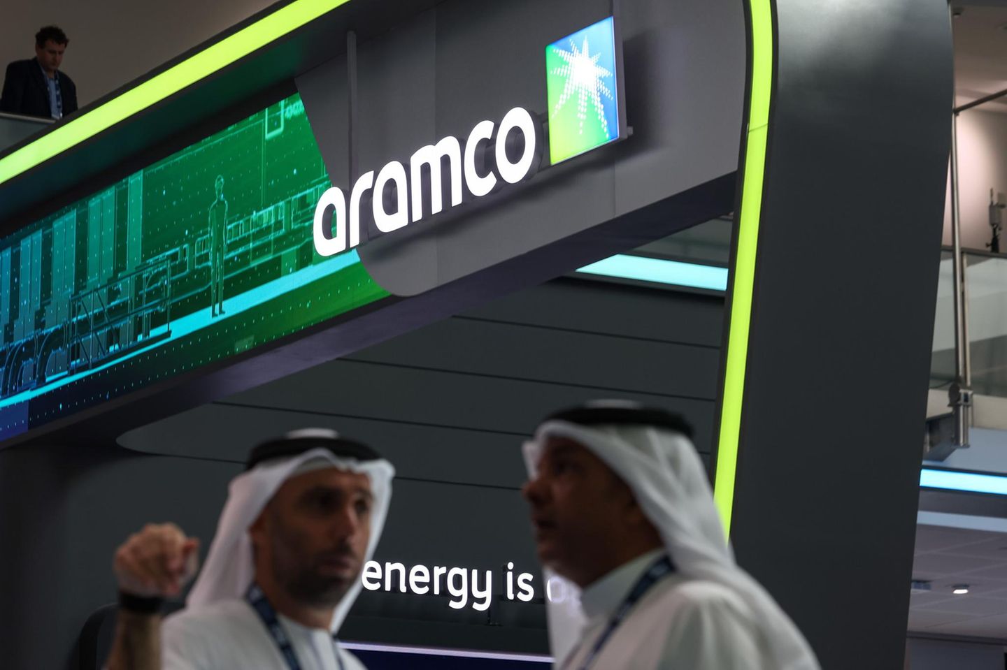 Aramco-Logo und -Schriftzug bei einer Konferenz