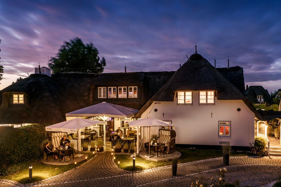 Seja de manhã cedo ou ao anoitecer, o “Landhaus Stricker” em Sylt sempre faz uma bela figura