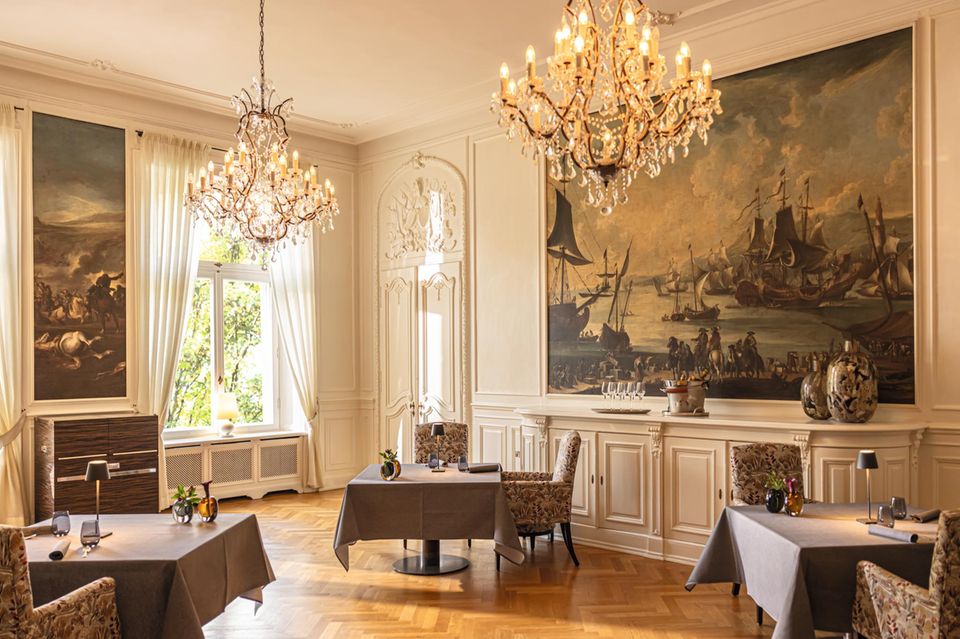 Quem entra no restaurante “Courtier” encontra-se rodeado de pinturas a óleo e de uma decoração elegante de tempos passados