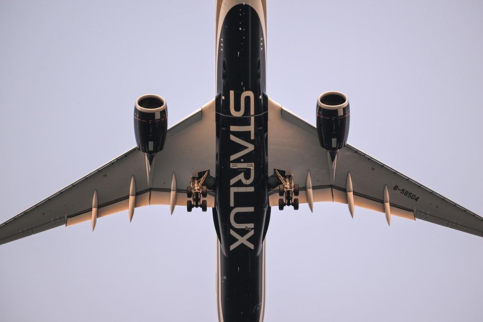 Starlux-Flugzeug mit ausgefahrenem Fahrwerk im Anflug auf den Airport in San Francisco