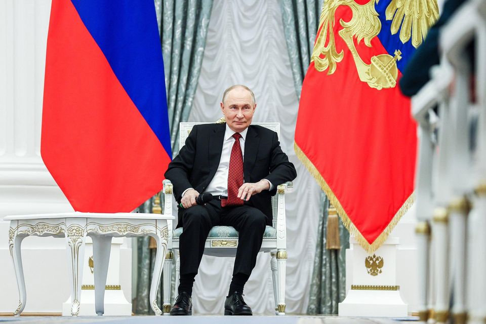 Wladimir Putin spricht bei einem Treffen mit Teilnehmern des Programms „Zeit der Helden“ im Kreml