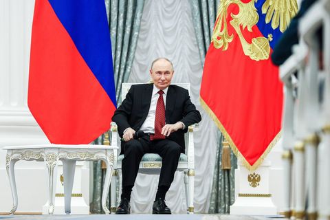 Wladimir Putin spricht bei einem Treffen mit Teilnehmern des Programms „Zeit der Helden“ im Kreml