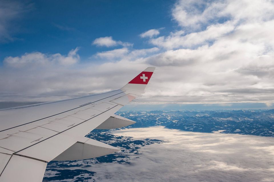 Luftbild auf Flug mit einem Airbus A220 der Swiss International Air Lines
