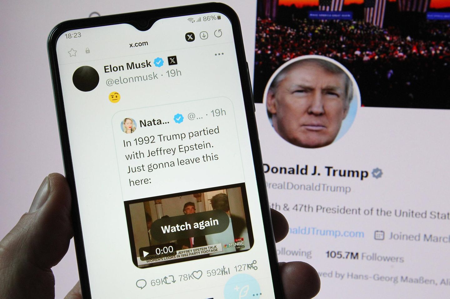 Smartphone zeigt X-Account von Donald Trump und Elon Musk