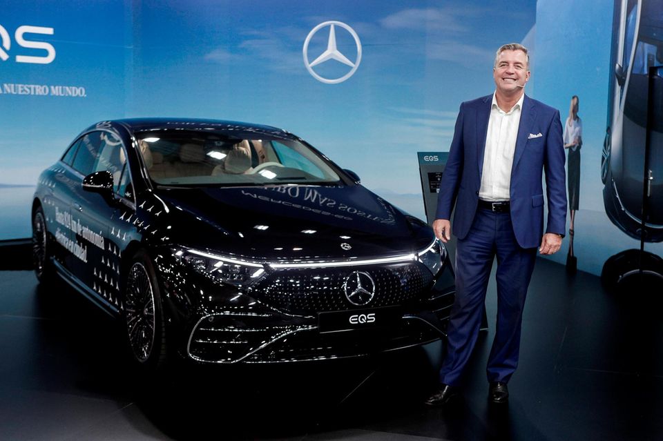 Der Präsident von Mercedes Benz Spanien, Roland Schell, neben dem E-Fahrzeug Mercedes Benz EQS