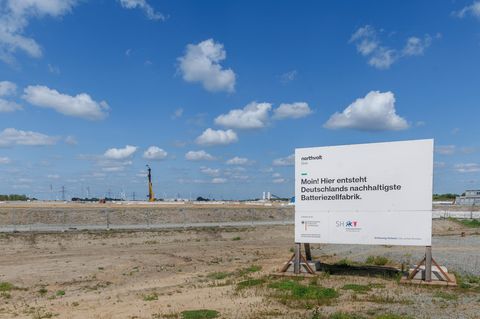 Vor einer Baustelle steht ein Schild von Northvolt mit Hinweis auf die Förderung von Bund und Land