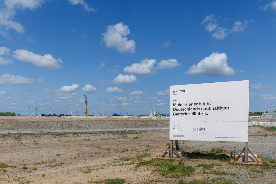 Davanti a un cantiere c'è un cartello della Northvolt che fa riferimento ai finanziamenti provenienti dal governo federale e statale