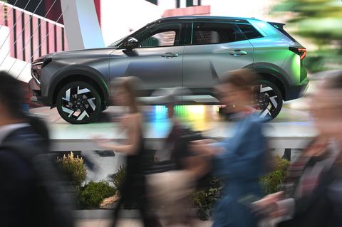 Ein Auto wird beim Wirtschaftsforum in St. Petersburg ausgestellt