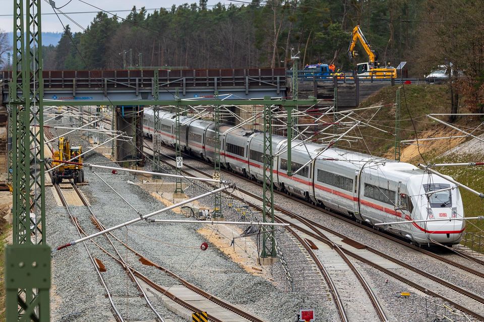 Ein ICE durchfährt den Bereich bei Strullendorf, wo Bauarbeiten an der Gleisinfrastruktur stattfinden
