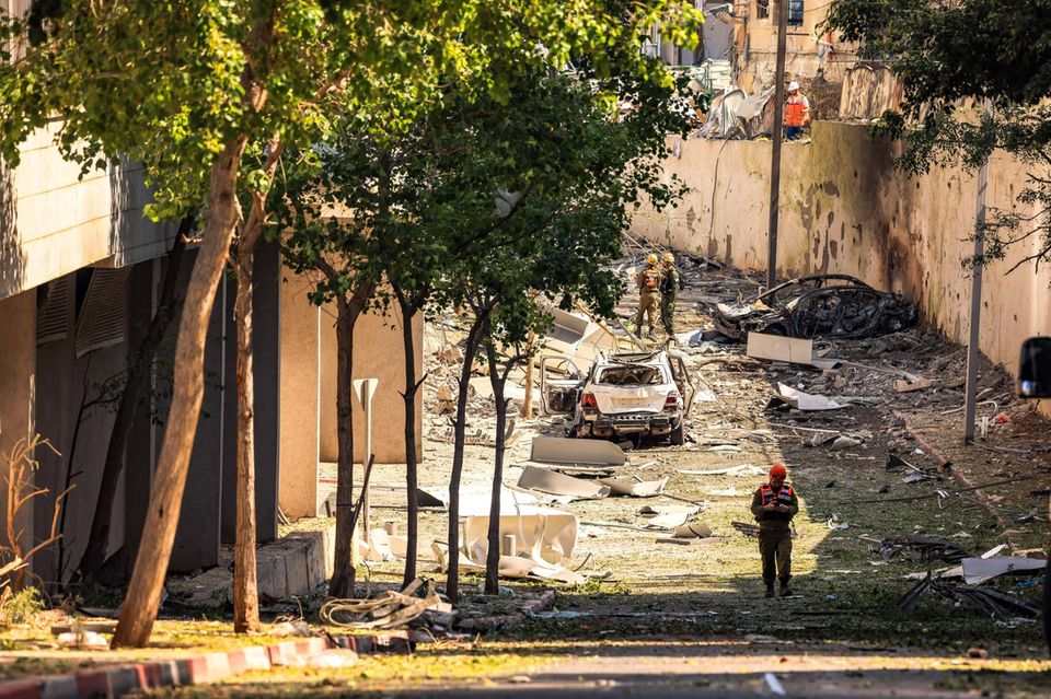 Israelische Rettungskräfte begutachten beschädigtes Gebäude