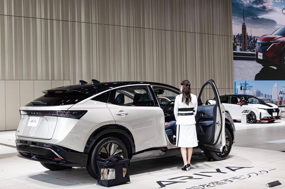 Nissan Auto mit Mitarbeiterin