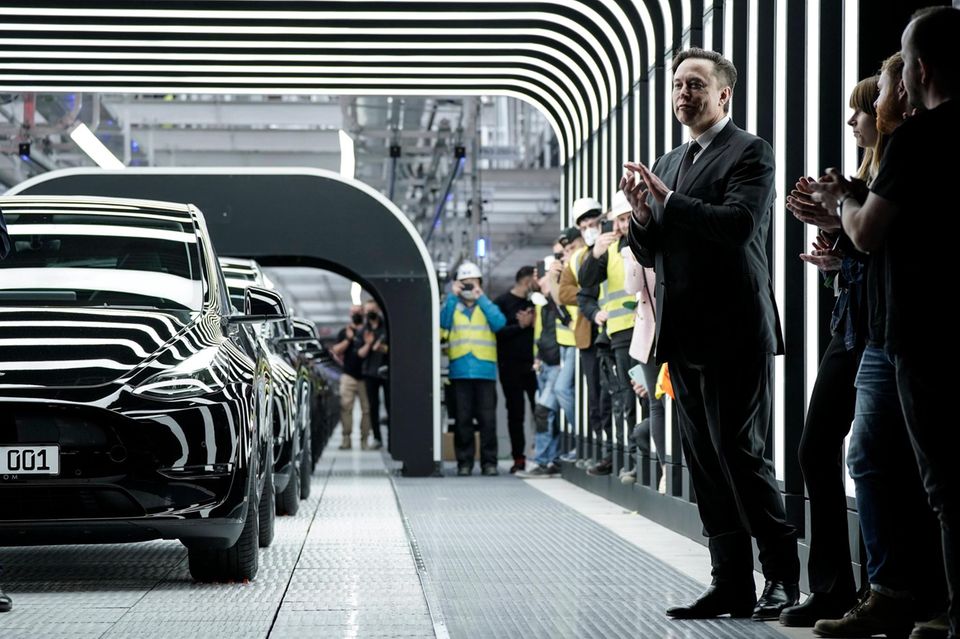 Elon Musk in der Tesla Fabrik