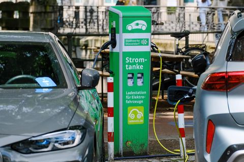 Elektroautos an einer Ladesäule in Düsseldorf
