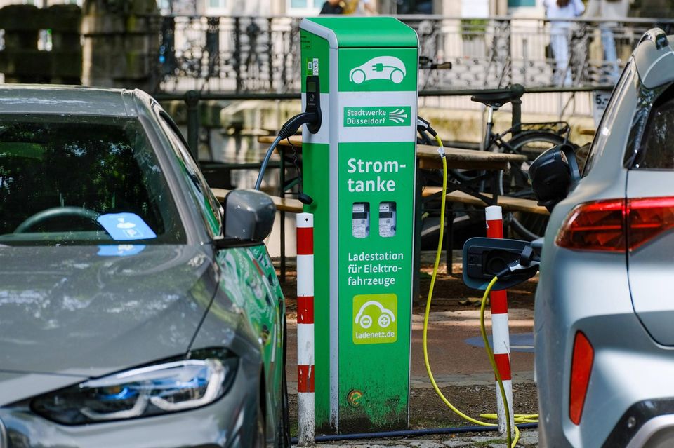 Carros elétricos em um posto de recarga em Düsseldorf