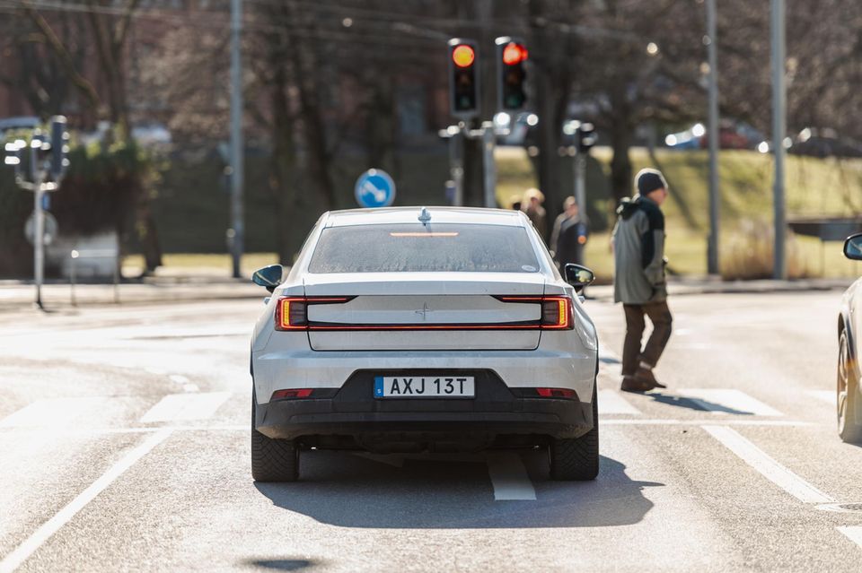 Weißes Elektroauto Polestar 2