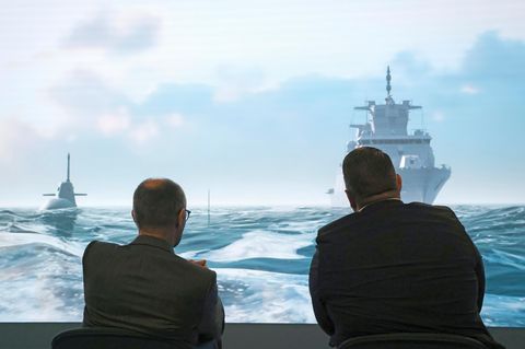 Sieht so die Zukunft aus? Kanzler Friedrich Merz und TKMS-Chef Oliver Burkhard schauen sich einen Imagefilm des Unternehmens an