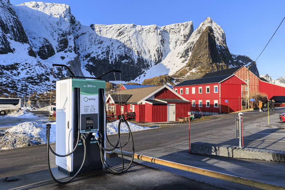 Elektrische Ladestation vor Landschaft in Norwegen
