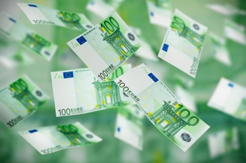 100-Euro-Scheine fliegen durch die Luft