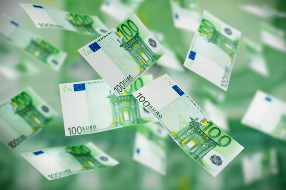 100-Euro-Scheine fliegen durch die Luft