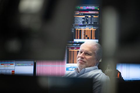 Ein Händler an der Frankfurter Börse sitzt vor Monitoren