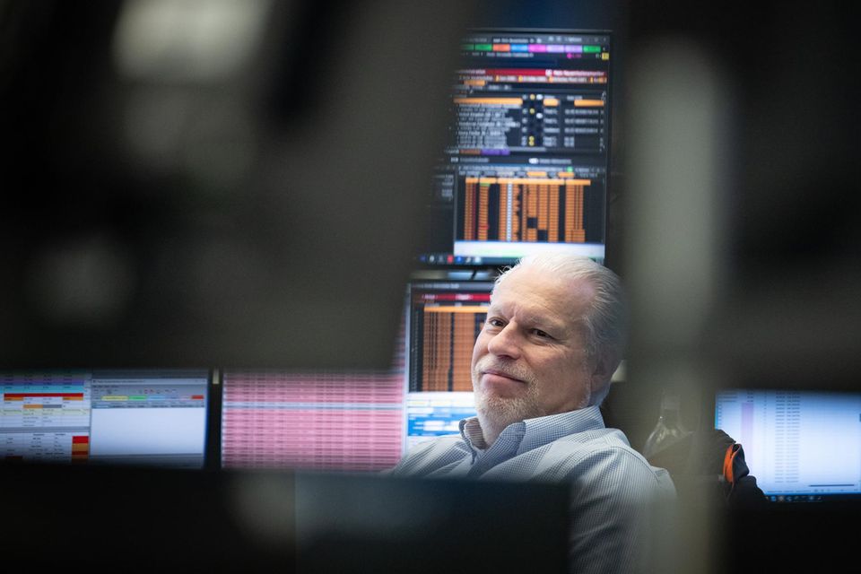 Ein Händler an der Frankfurter Börse sitzt vor Monitoren